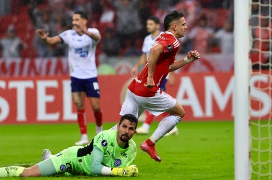Inter vence o Bahia de virada e avança para as oitavas da Libertadores