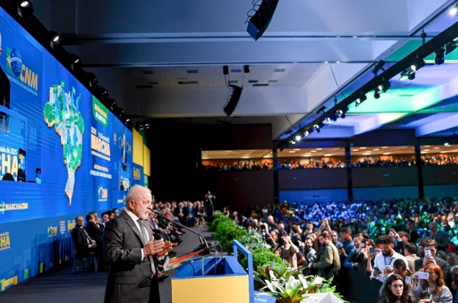 Lula anuncia políticas de crédito para reforma de moradias e para garantir acesso de pacientes do SUS a médicos especialistas