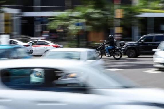 Cometer infração de trânsito está mais barato no Brasil