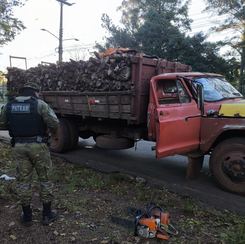 PATRAM apreende carga de lenha nativa transportada sem documentação em Santo Ângelo