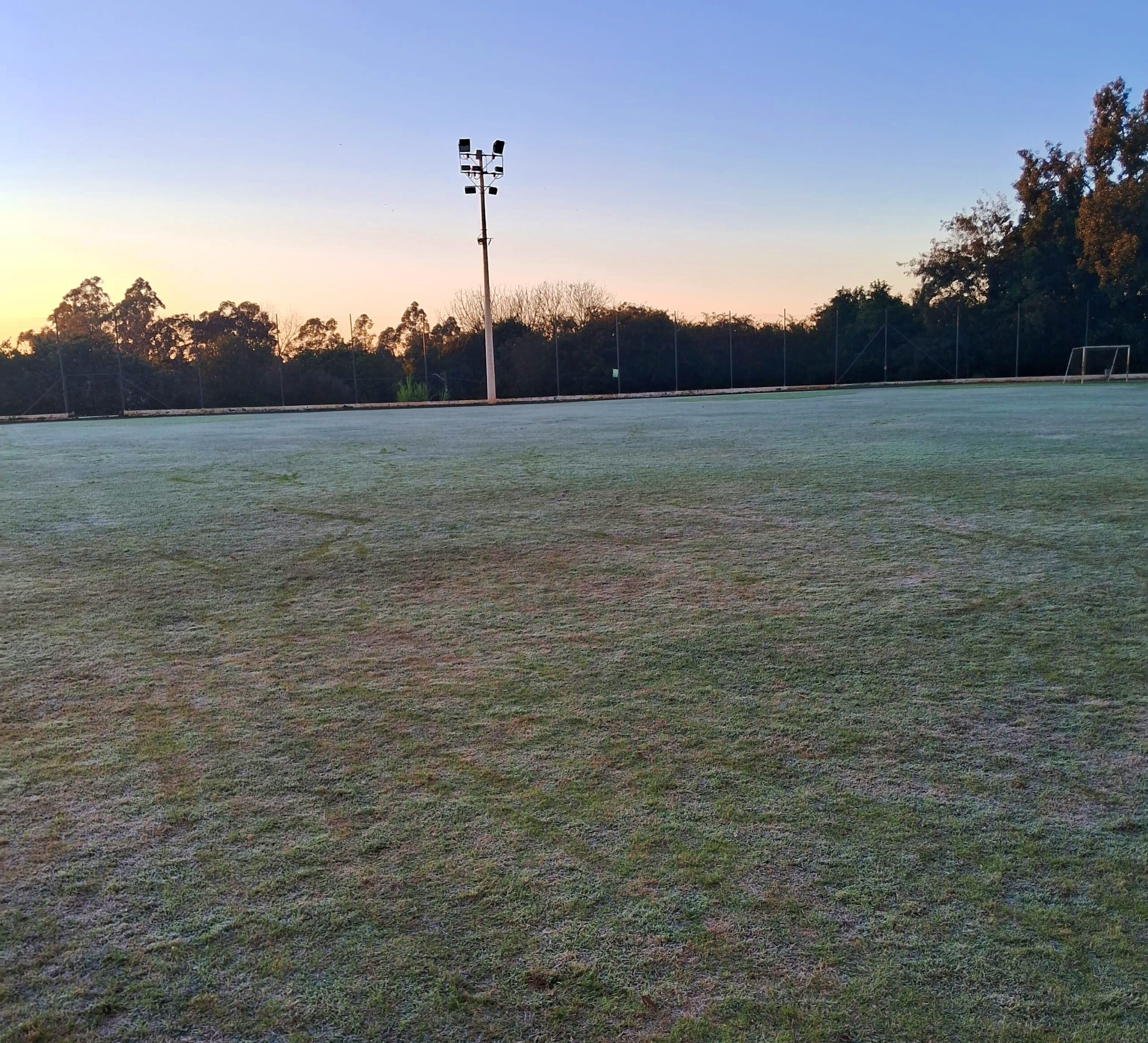 Santo Ângelo registra novo amanhecer gelado com direito a geada nesta quarta-feira
