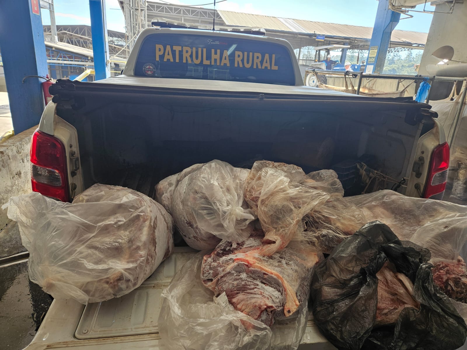 Brigada Militar e Vigilância Sanitária apreendem carne irregular em Santo Ângelo