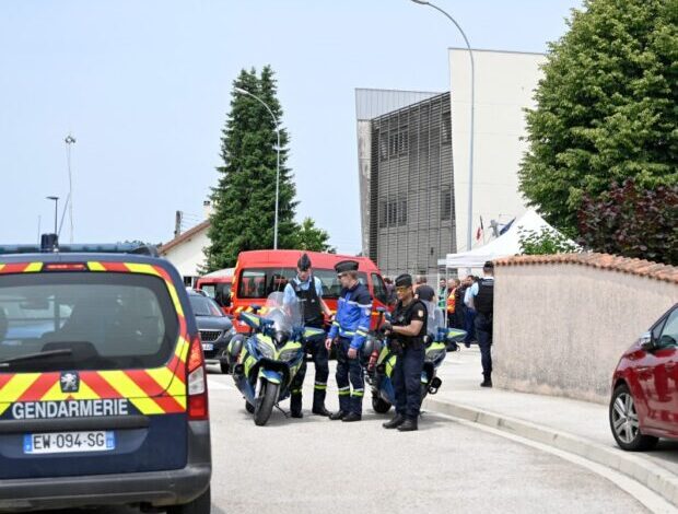 Aluno de 14 anos mata a facadas assistente educacional na França