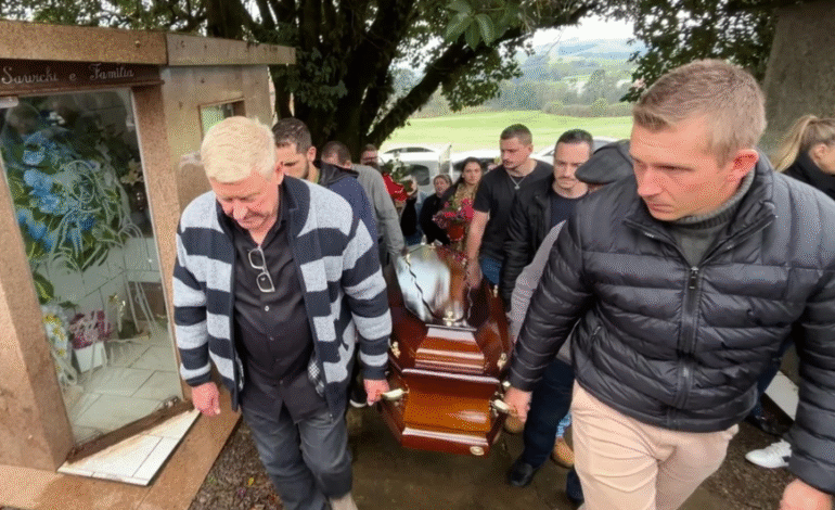 Corpo de gaúcha que morreu em incidente com balão em SC é sepultado no RS