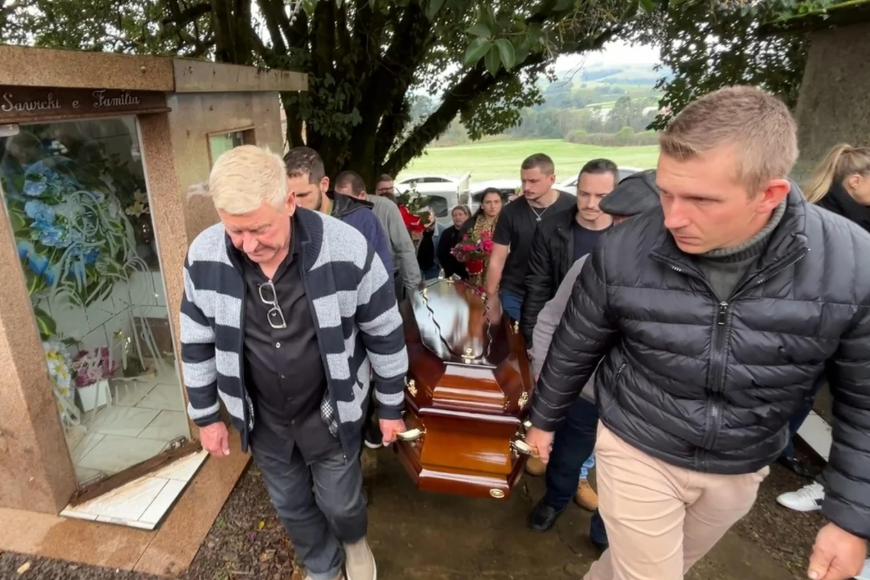 Corpo de gaúcha que morreu em incidente com balão em SC é sepultado no RS