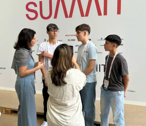 Estudantes da E.E.E.B. Pe. Antônio Sepp vencedores do Hackatchê Business 2025 vivenciam inovação e cultura em Madri