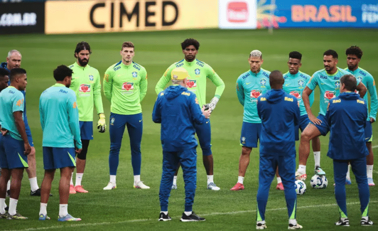 Seleção enfrenta Paraguai em busca de vaga para a Copa