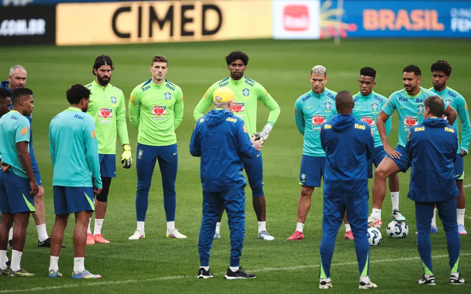 Seleção enfrenta Paraguai em busca de vaga para a Copa