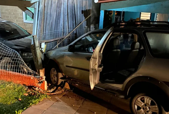Motorista com CNH cassada é preso após invadir pátio de residência em Jóia