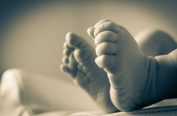 Justiça condena mãe e padrasto por espancar e matar menino de 3 anos por chorar durante troca de fraldas