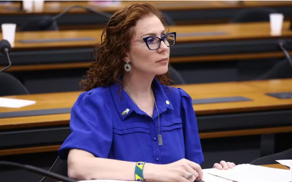 PGR pede prisão preventiva de Carla Zambelli após deputada deixar o país