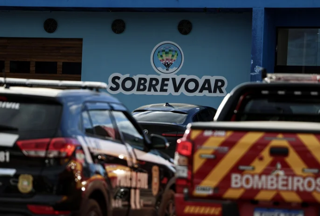 Piloto diz que incêndio começou no cesto e que orientou passageiros a pularem do balão