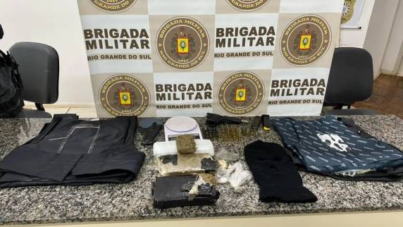 Homem é preso com drogas, arma e coletes balísticos no bairro Neri Cavalheiro em Santo Ângelo