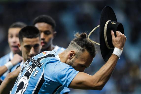 Grêmio vence o Fortaleza pelo Brasileirão com dois gols de pênalti de Braithwaite