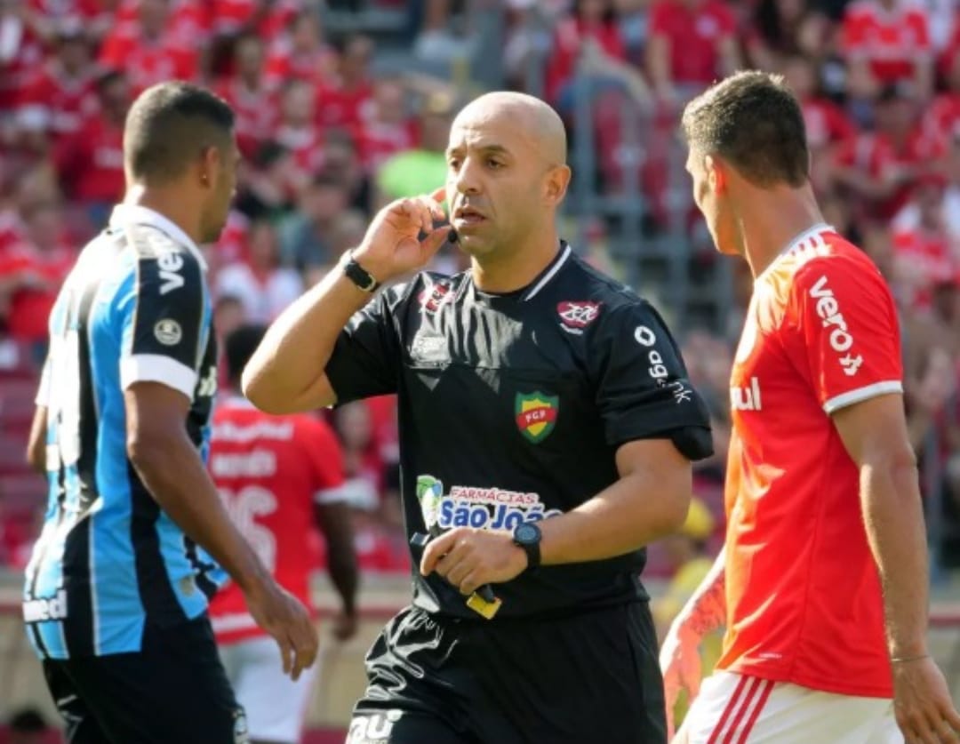 Árbitro Jean Pierre apita decisão do Campeonato Municipal de Futebol Amador 2025