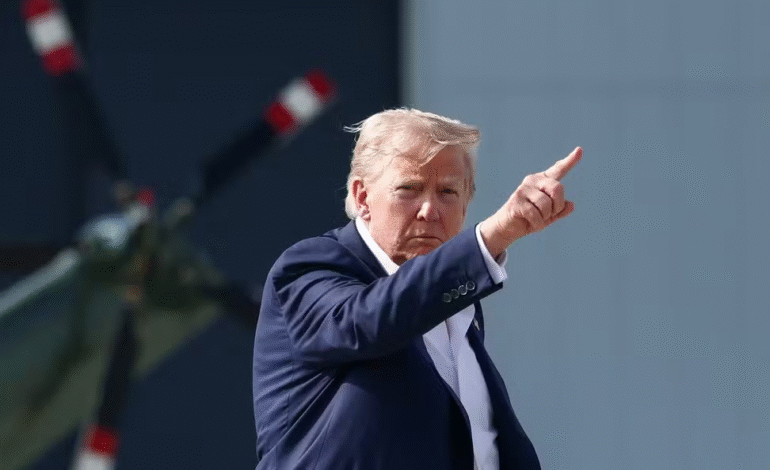Trump assina decreto que impõe tarifa de 50% a produtos do Brasil