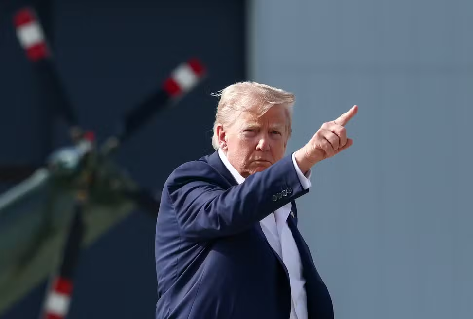 Trump assina decreto que impõe tarifa de 50% a produtos do Brasil