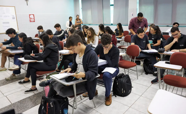 Fies 2025: pré-selecionados devem complementar inscrição até sexta-feira