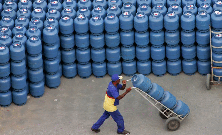 Governo promete gás de cozinha gratuito para 17 milhões de pessoas