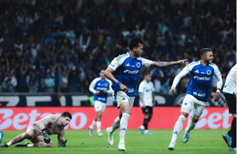 Grêmio é goleado pelo Cruzeiro na retomada do Brasileirão