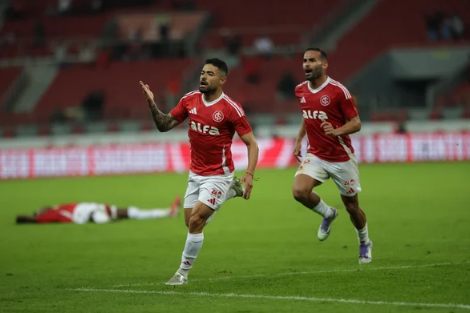 Inter vence nos acréscimos e se afasta da zona do rebaixamento