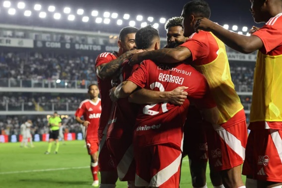 Inter vence o Santos e sobe na tabela