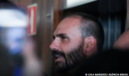 PT pede suspensão do mandato de Eduardo Bolsonaro