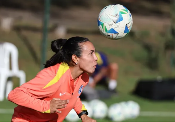 Seleção brasileira enfrenta o Paraguai em busca da classificação antecipada