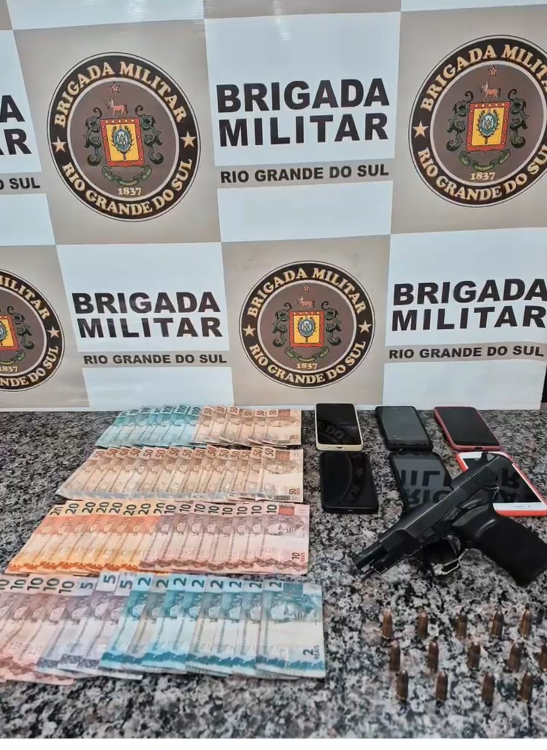 BM realiza prisão por tráfico de drogas e apreende arma de fogo durante Operação Saturação