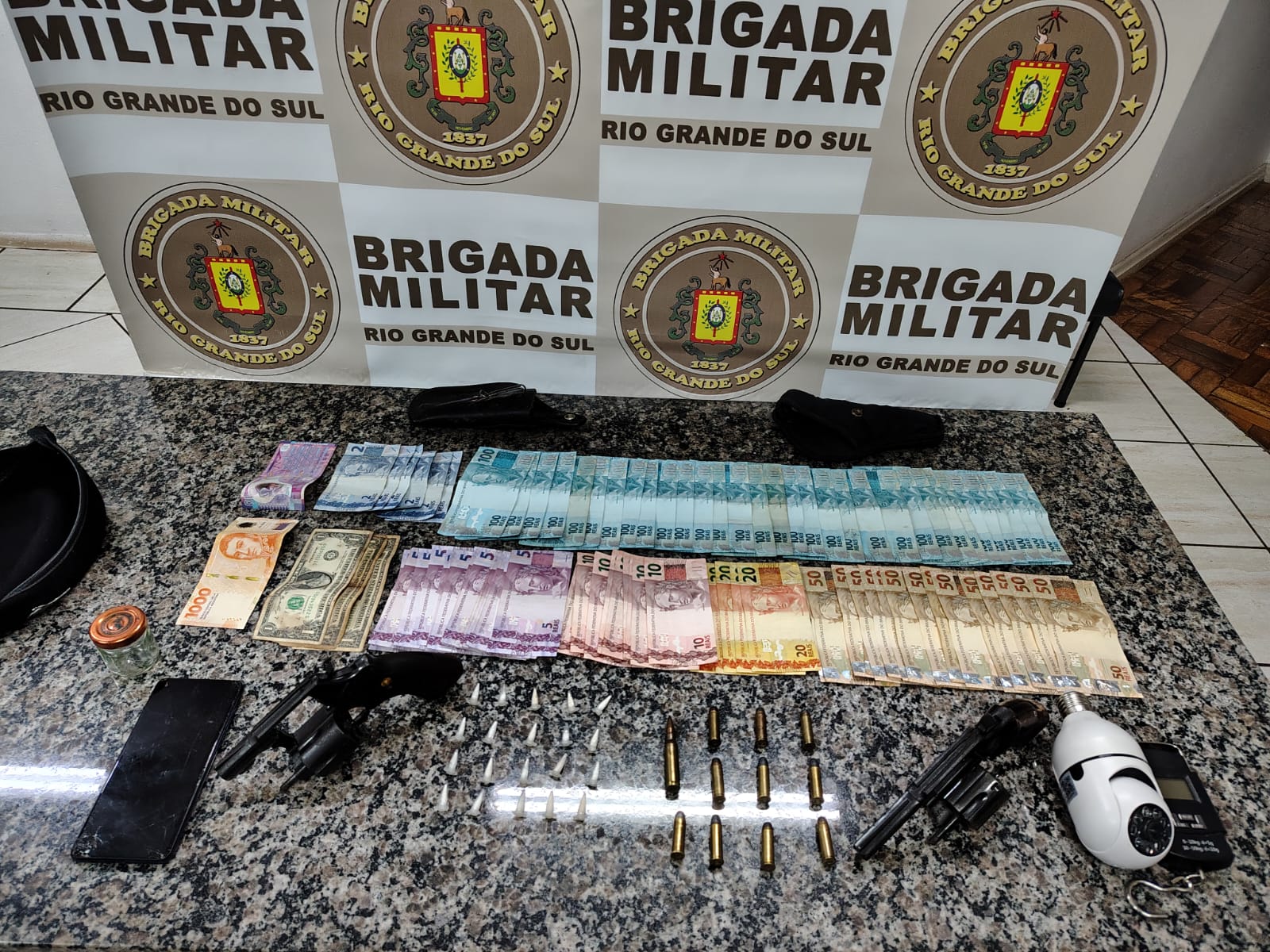 BM prende indivíduo por tráfico de drogas e porte ilegal de arma de fogo durante Operação Saturação