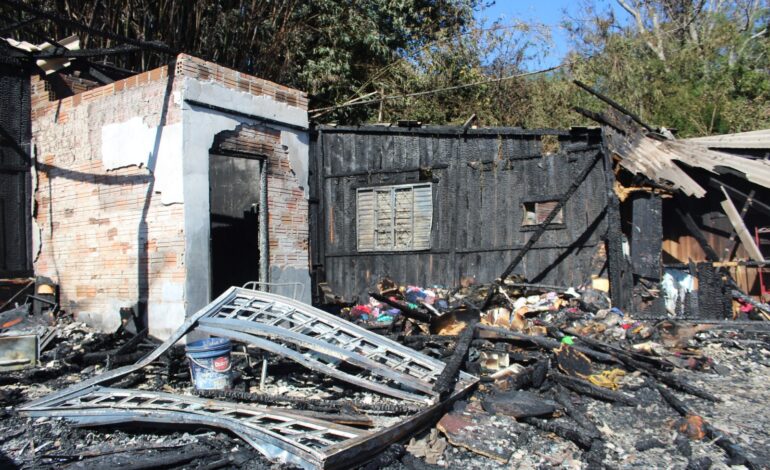 Entre-Ijuís presta auxílio a família que perdeu casa por incêndio