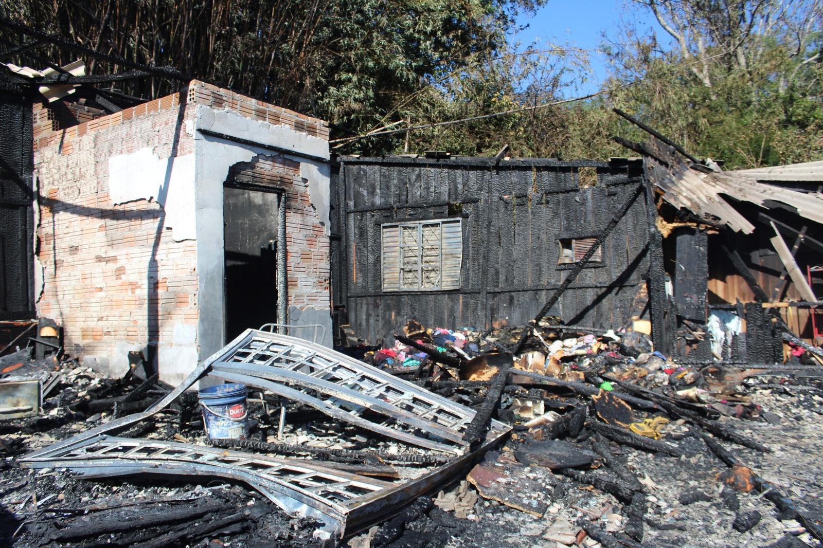Entre-Ijuís presta auxílio a família que perdeu casa por incêndio
