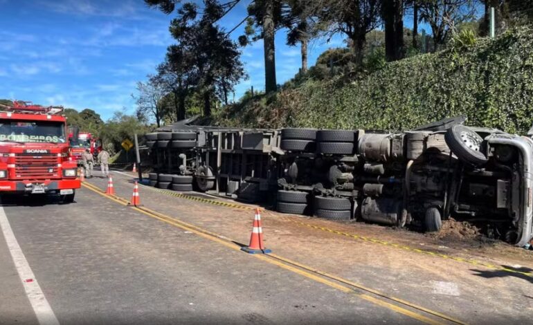 Pai e duas crianças morrem após carreta tombar em Ipê