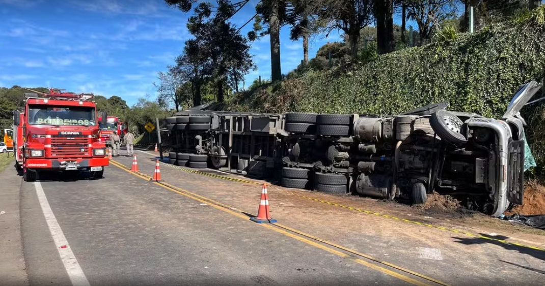 Pai e duas crianças morrem após carreta tombar em Ipê