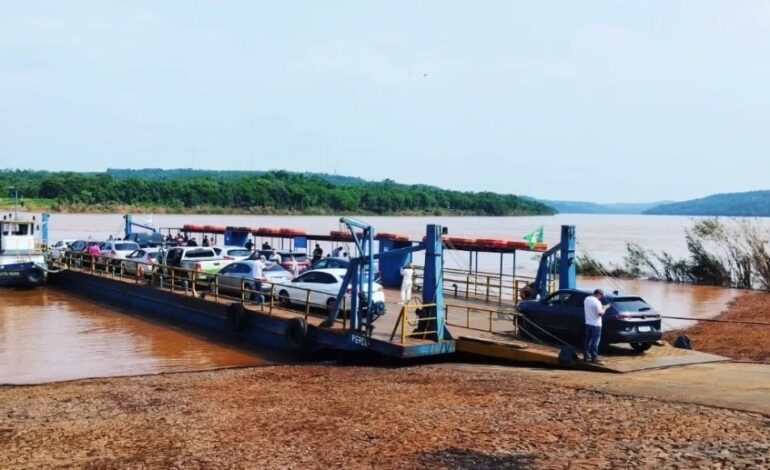 Travessia de balsa é retomada em Porto Mauá