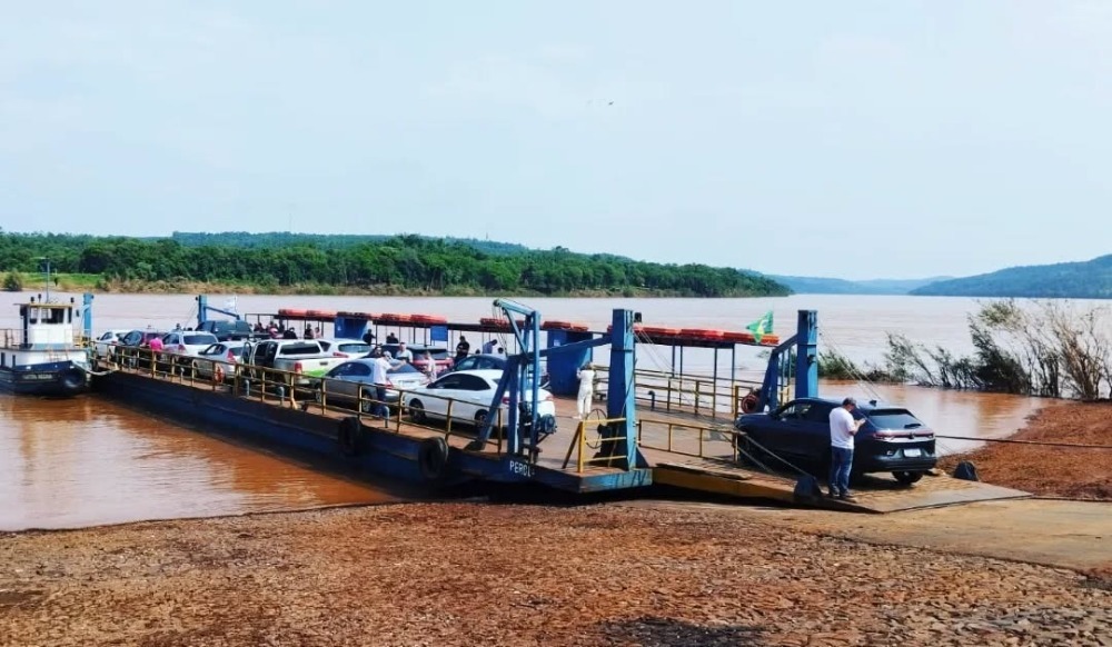 Travessia de balsa é retomada em Porto Mauá