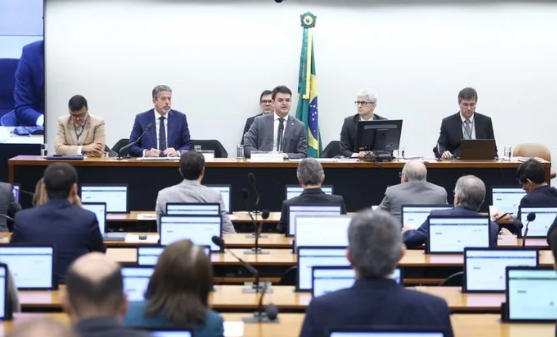 Comissão da Câmara aprova isenção de IR para quem ganha até R$ 5 mil