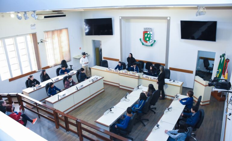 Vereadores derrubam veto do prefeito e aprovam homenagem ao Papa Francisco
