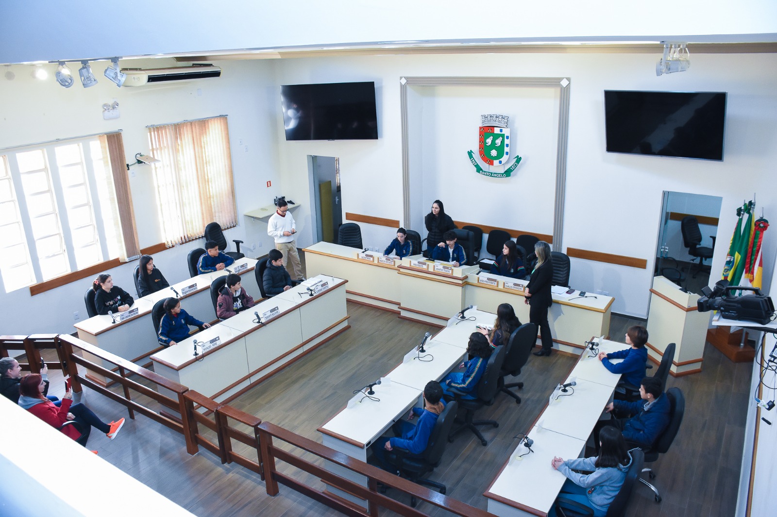 Vereadores derrubam veto do prefeito e aprovam homenagem ao Papa Francisco