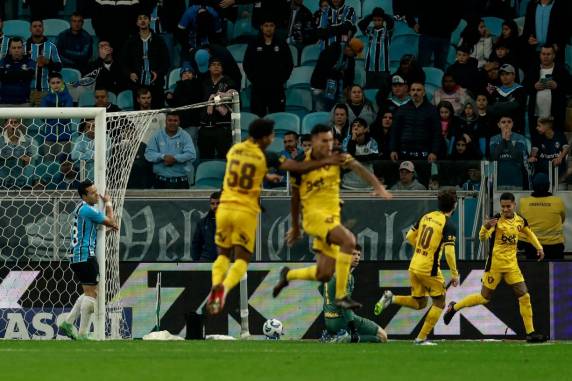 Grêmio perde para o lanterna Sport e aumenta pressão sobre Mano Menezes