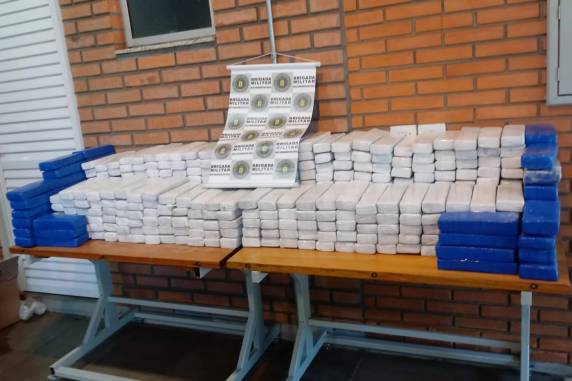 Brigada Militar apreende mais de 320 quilos de maconha dentro de caminhão em Nonoai