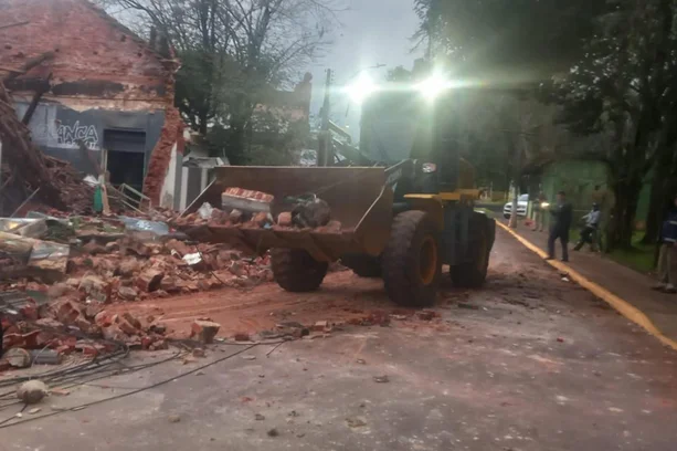 Prédio histórico desaba no centro de Cruz Alta