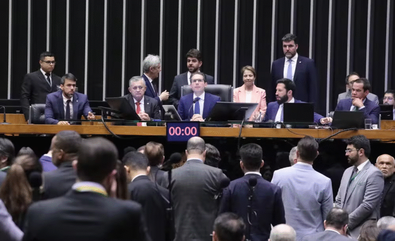 Câmara aprova projeto que combate “adultização” de crianças nas redes sociais