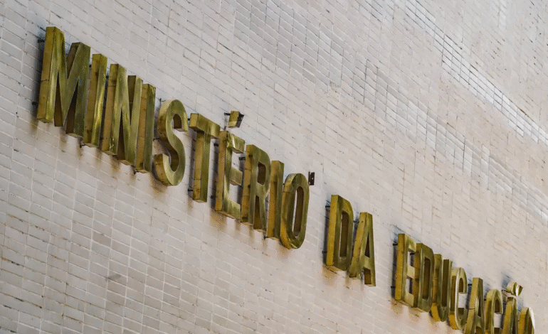 MEC lança curso de 180 horas para professores do ensino médio público