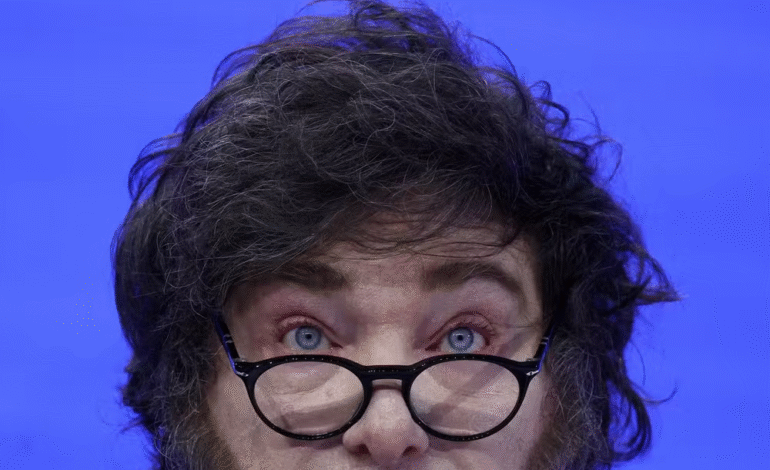 Escândalo de corrupção envolvendo irmã abala governo Milei na Argentina