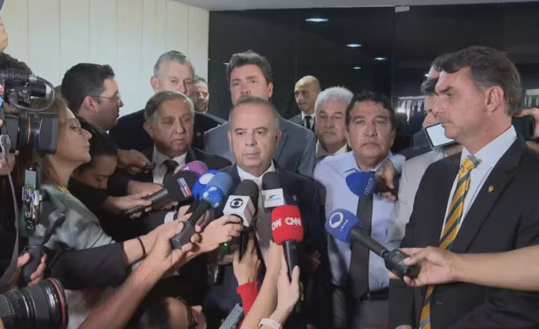 Após 47 horas, oposição desocupa plenário do Senado