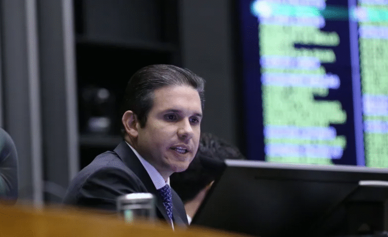 Hugo envia pedidos de cassação de Eduardo Bolsonaro ao Conselho de Ética