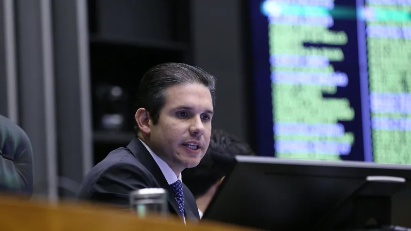 Hugo envia pedidos de cassação de Eduardo Bolsonaro ao Conselho de Ética