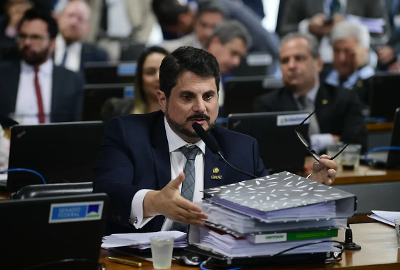 Senador Marcos do Val é alvo de operação da PF para colocar tornozeleira eletrônica após retorno dos EUA