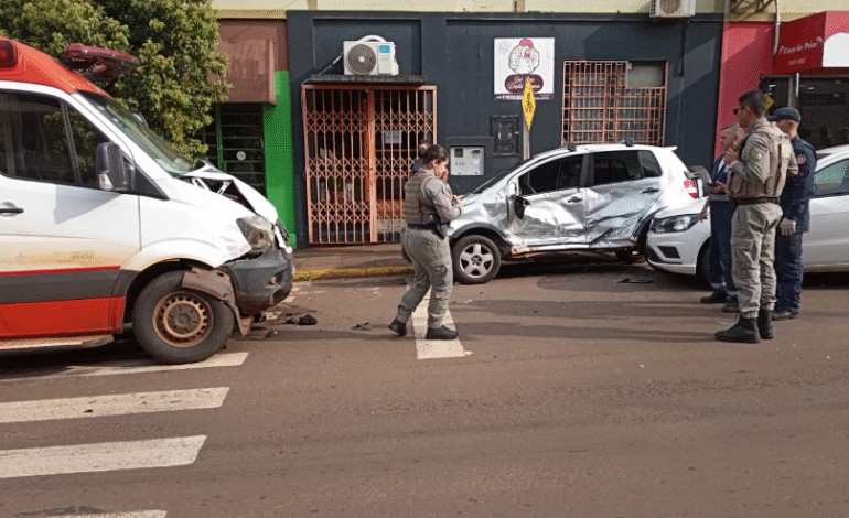 Ambulância do Samu se envolve em acidente com três veículos no centro de Horizontina